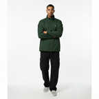 Modelo masculino - Pose relajada verde