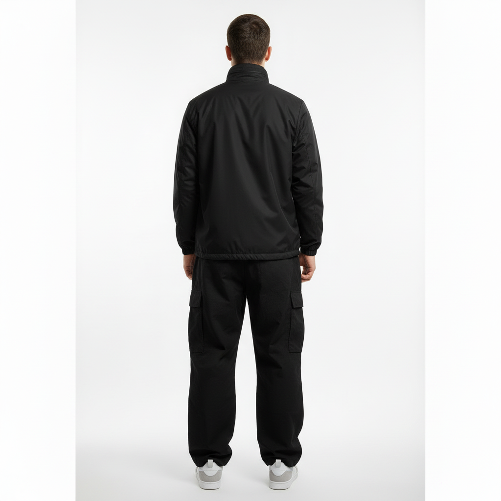 Modelo masculino - Vista trasera con outfit completo