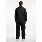 Modelo masculino - Vista trasera con outfit completo