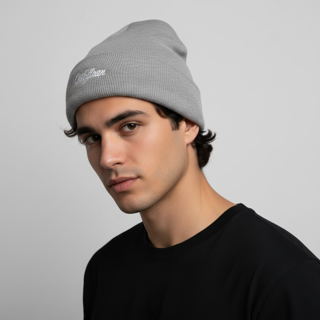 Modelo moreno con gorro Wolfran gris ángulo tres cuartos