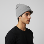 Modelo moreno con gorro Wolfran gris vista de perfil