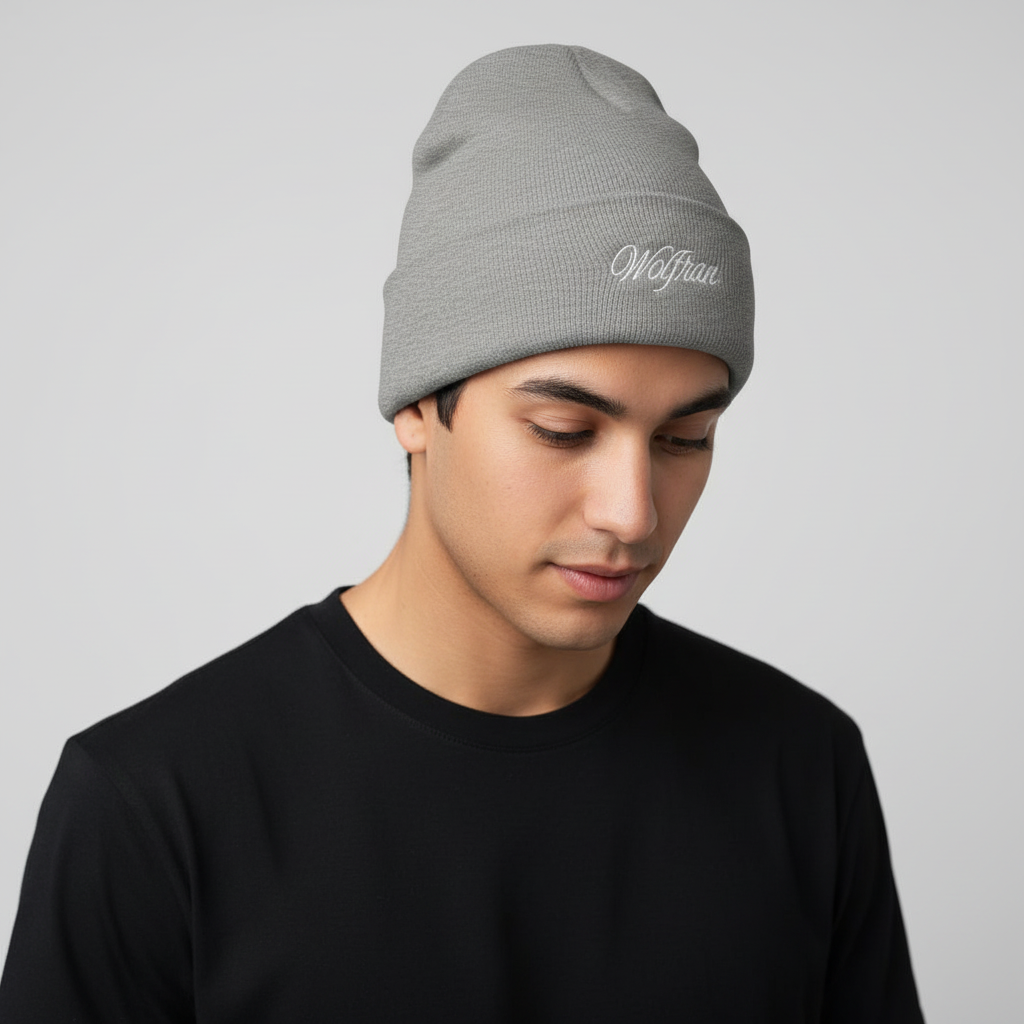 Modelo moreno con gorro Wolfran gris vista inclinada