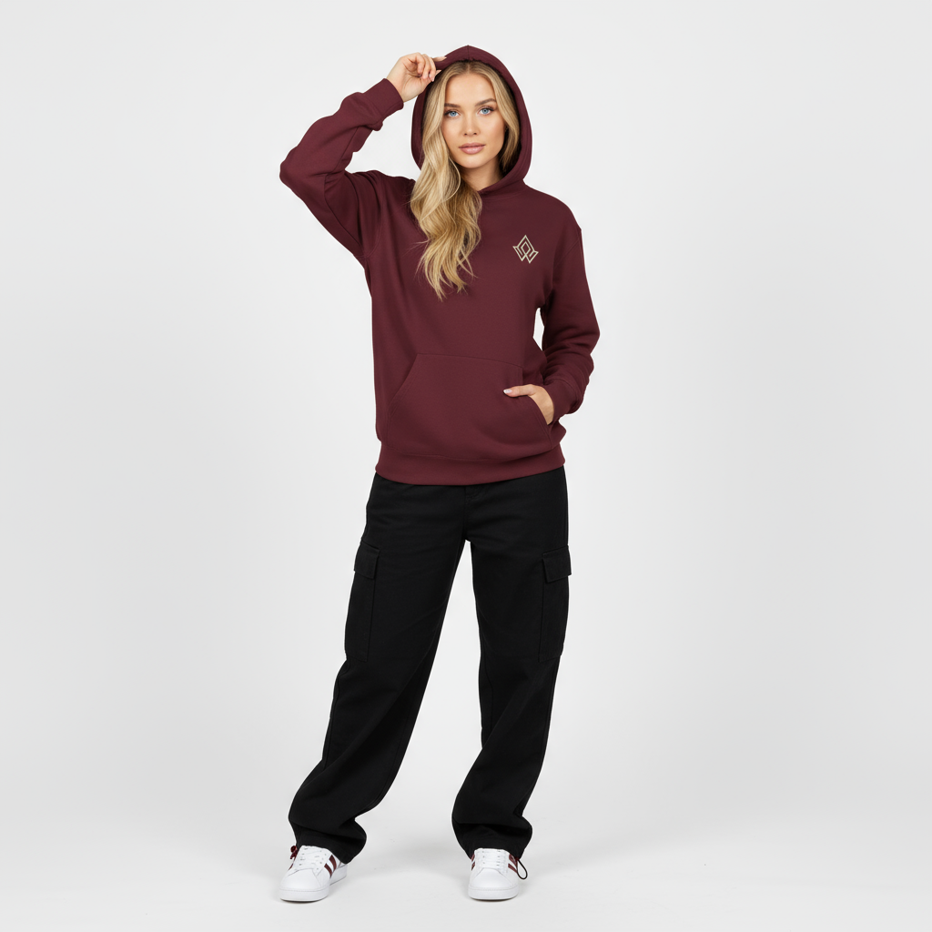 Modelo rubia con sudadera maroon