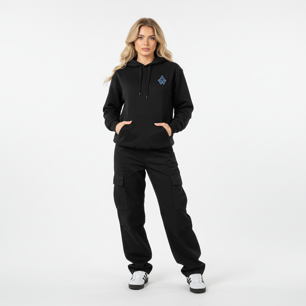 Modelo rubia con sudadera negra