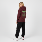 Modelo rubia de espaldas con sudadera maroon
