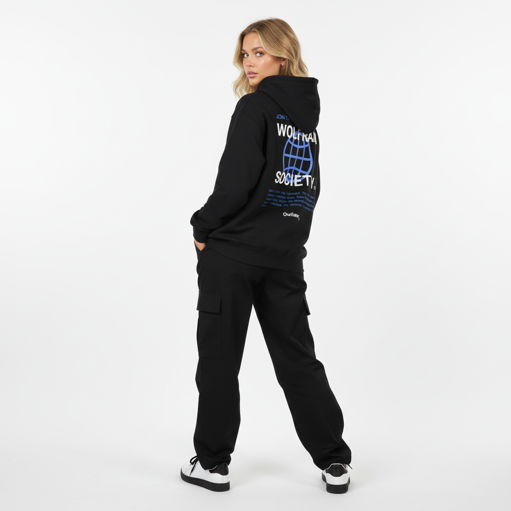 Modelo rubia de espaldas con sudadera negra